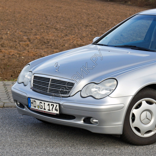 Бампер передний без отверстий под омыватель в цвет кузова Mercedes C-Class W203 (2000-2007)